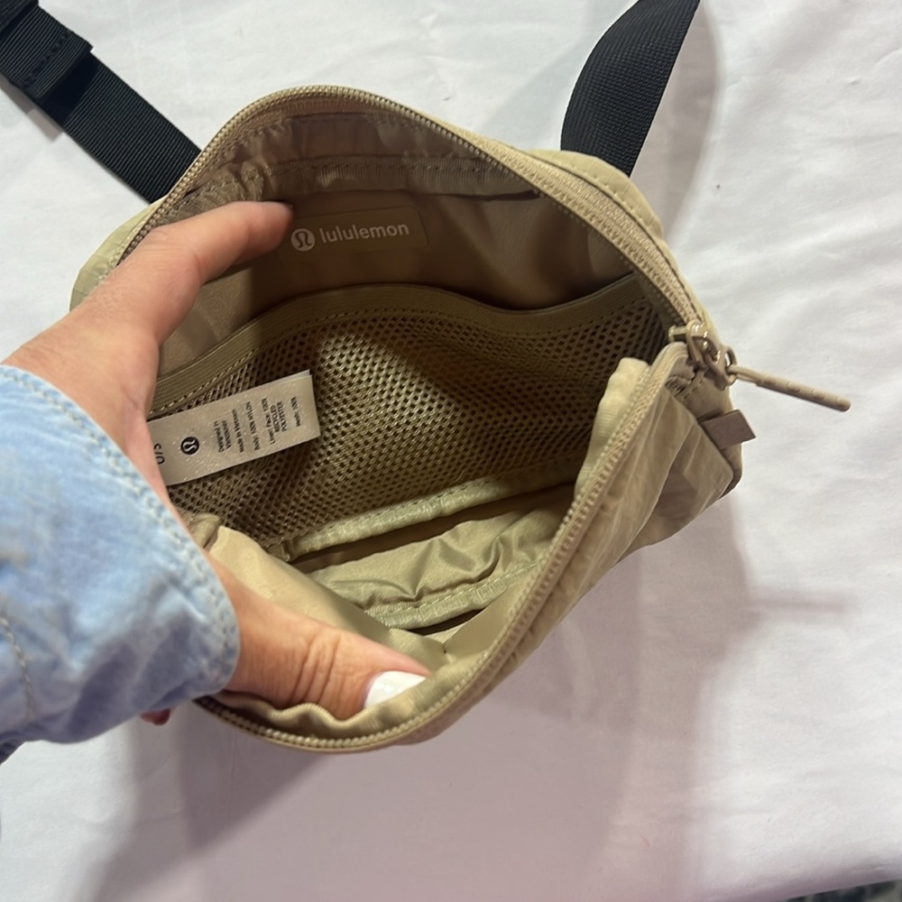 Lululemon MINI belt bag - Picture 6 of 9